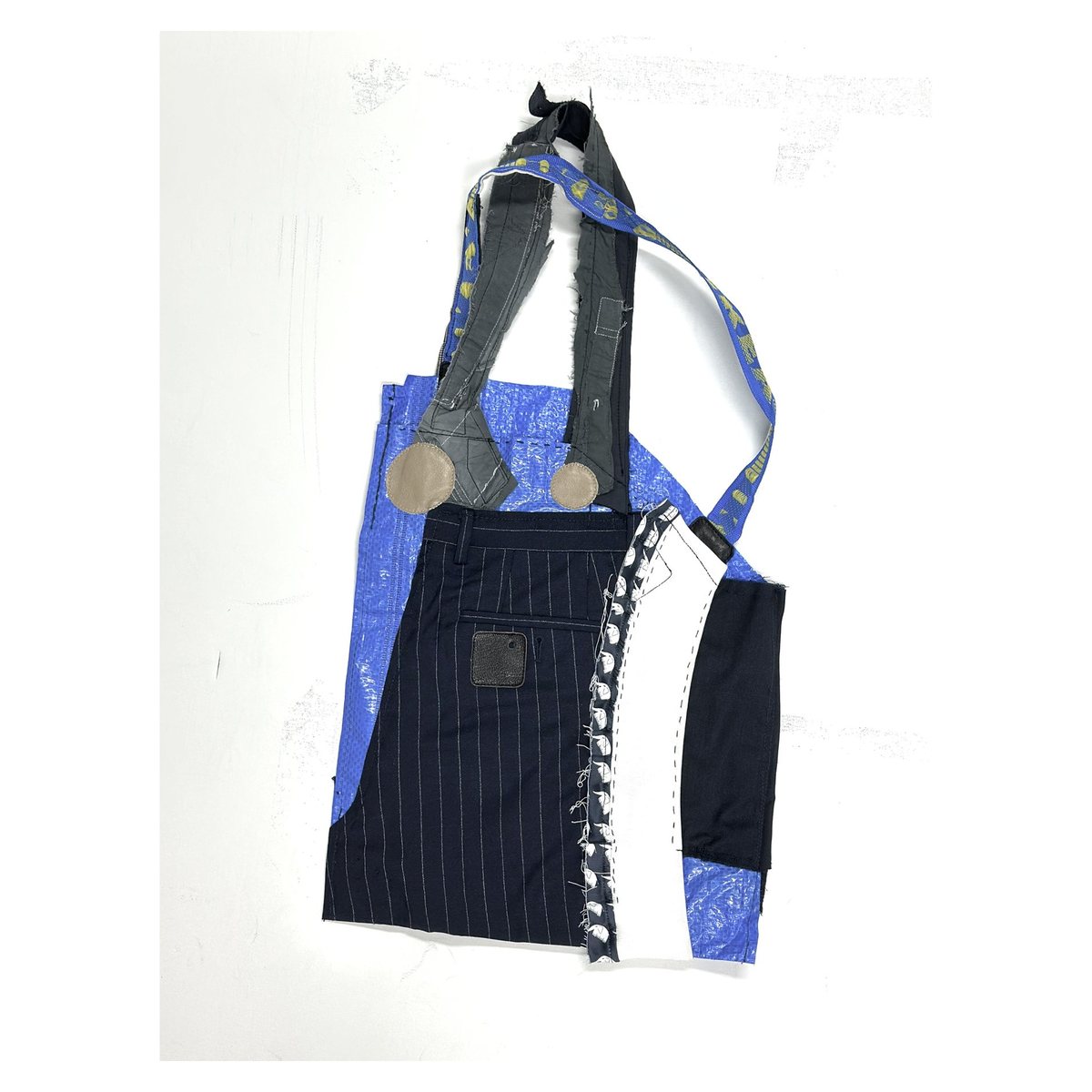패브릭 아트백 esisYR003 — 정면 전체 · 핀스트라이프 수팅 원단 · 블루 직조 PP 시트 · 화이트 패치워크 옆선
