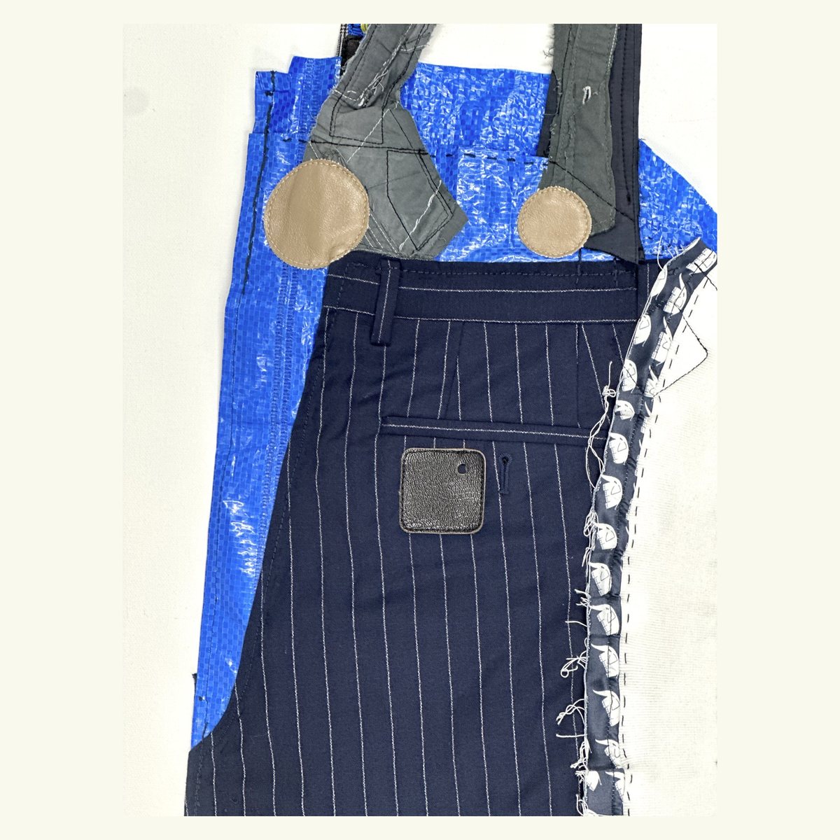 패브릭 아트백 esisYR003 — 앞판 위쪽 · 원형 스웨이드 패치로 고정한 핸들