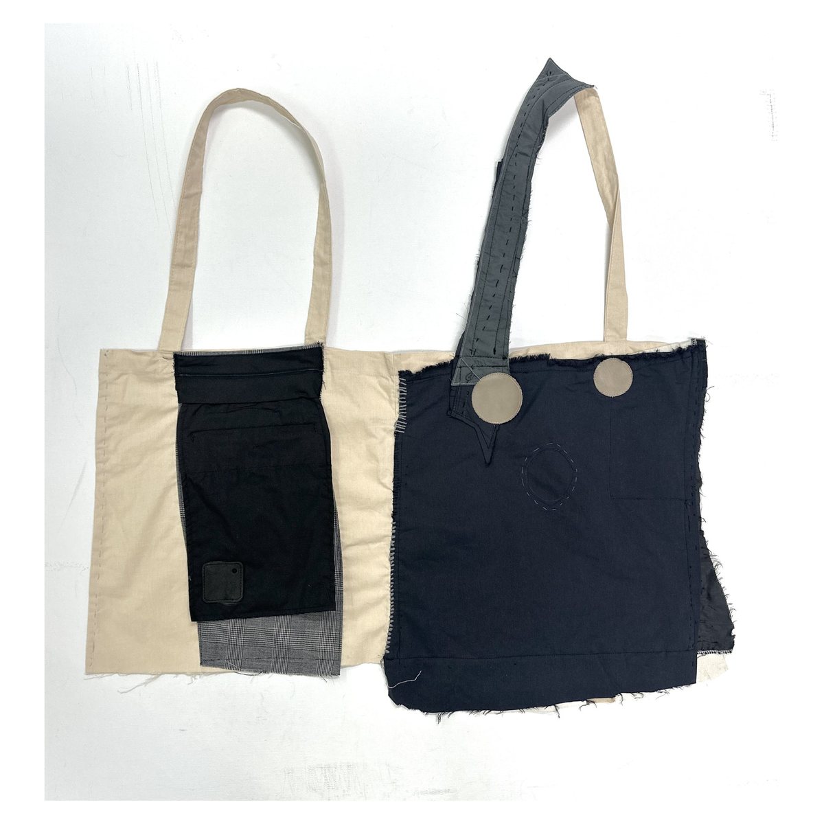 패브릭 아트백 esisYR012 — 정면 전체 · 아이보리 캔버스 · 블랙 원단 포켓 · 네이비 원단 패널 · 원형 스웨이드 패치