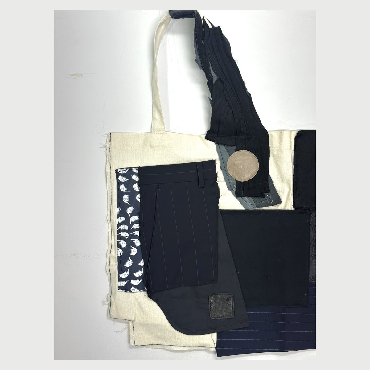 패브릭 아트백 esisYR014 — 앞판 · 웨이브 프린트 · 핀스트라이프 · 블랙 원단 패치