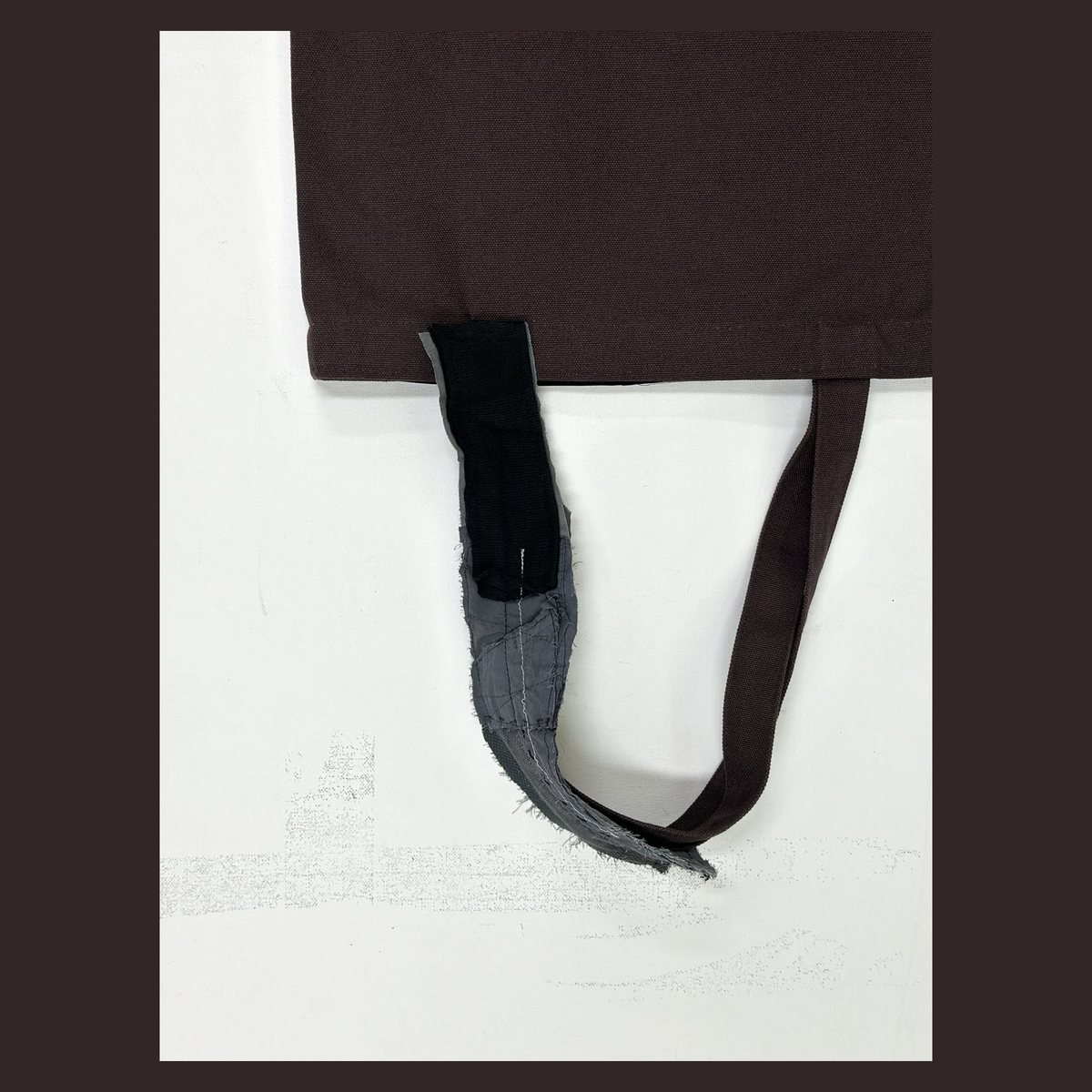 패브릭 아트백 esisYR023 — 손잡이 · 블랙 탭으로 고정한 그레이 패치워크 핸들 장식