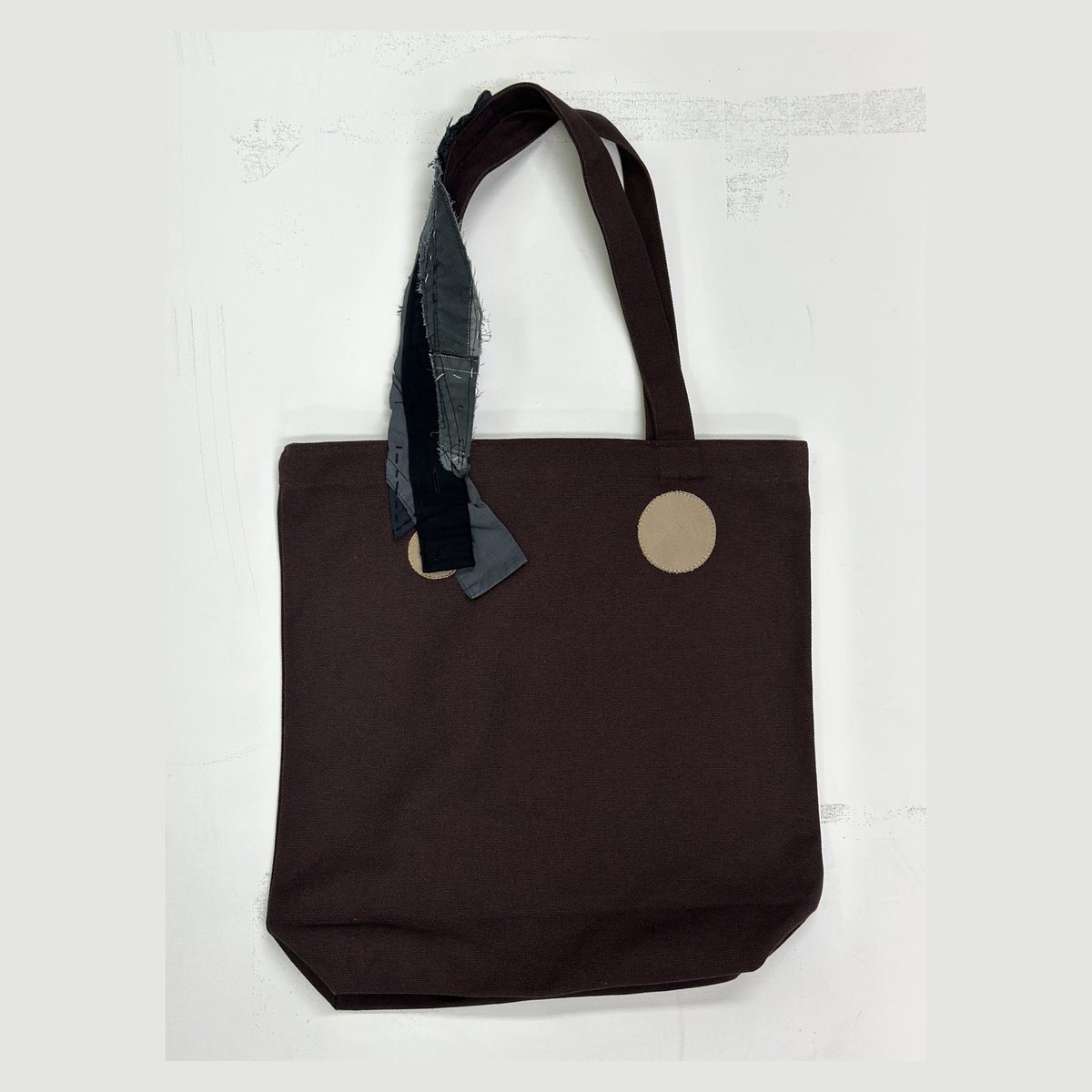 패브릭 아트백 esisYR024 — 후면 전체 · 원형 스웨이드 패치 · 그레이 패치워크 핸들 장식