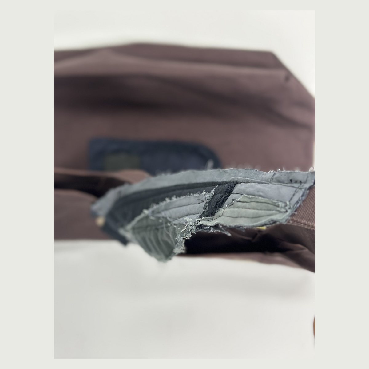 패브릭 아트백 esisYR024 — 클로즈업 · 그레이 원단 로 엣지 · 사각 라벨