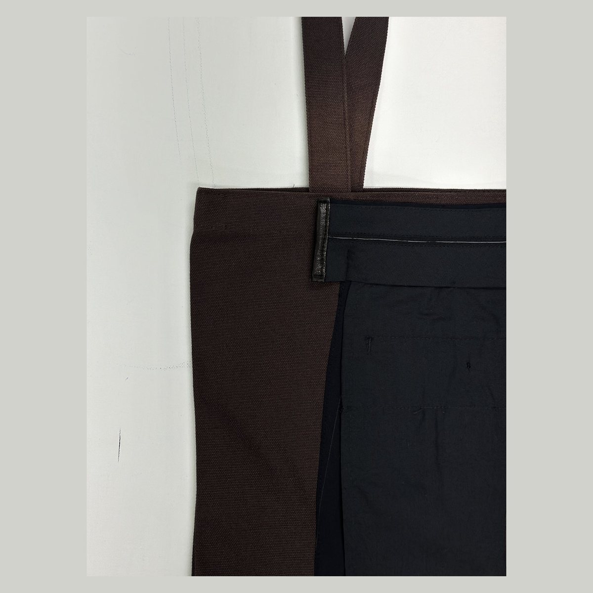 패브릭 아트백 esisYR030 — 앞판 옆선 · 수팅 원단과 브라운 캔버스 경계