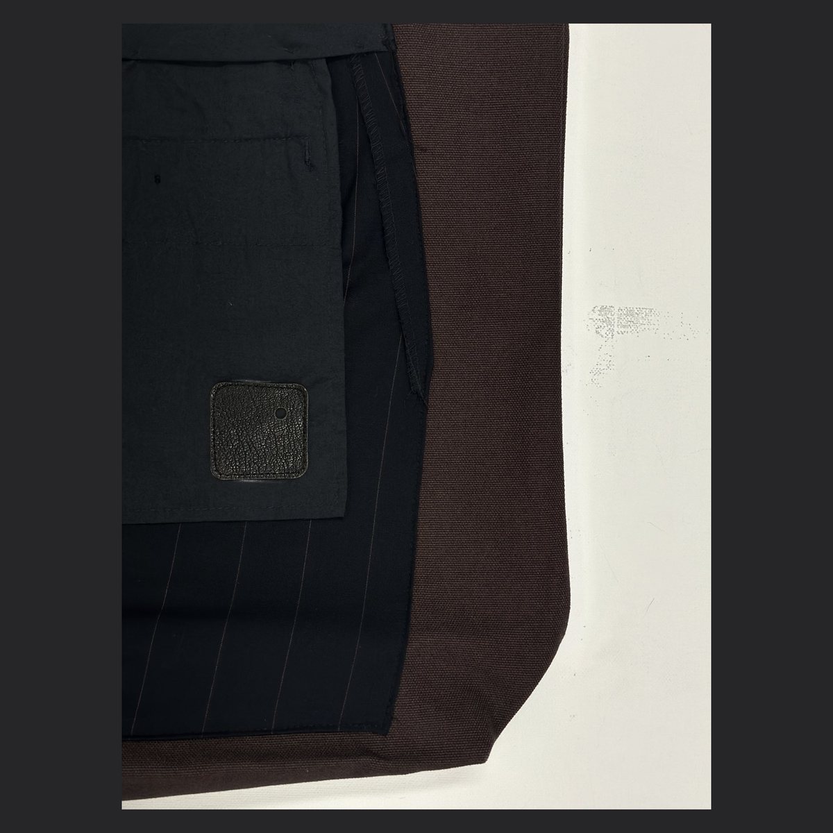 패브릭 아트백 esisYR030 — 클로즈업 · 가죽 사각 라벨 · 핀스트라이프 결