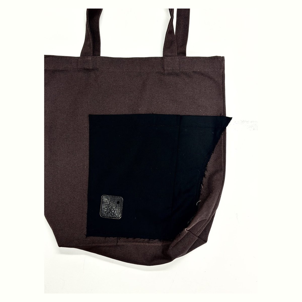 패브릭 아트백 esisYR035 — 앞판 · 블랙 포켓 패널 · 로 엣지 옆선