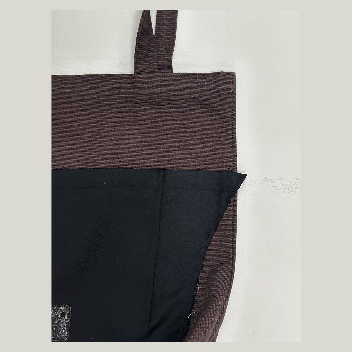 패브릭 아트백 esisYR035 — 클로즈업 · 블랙 원단 사선 끝 · 박음질 라인