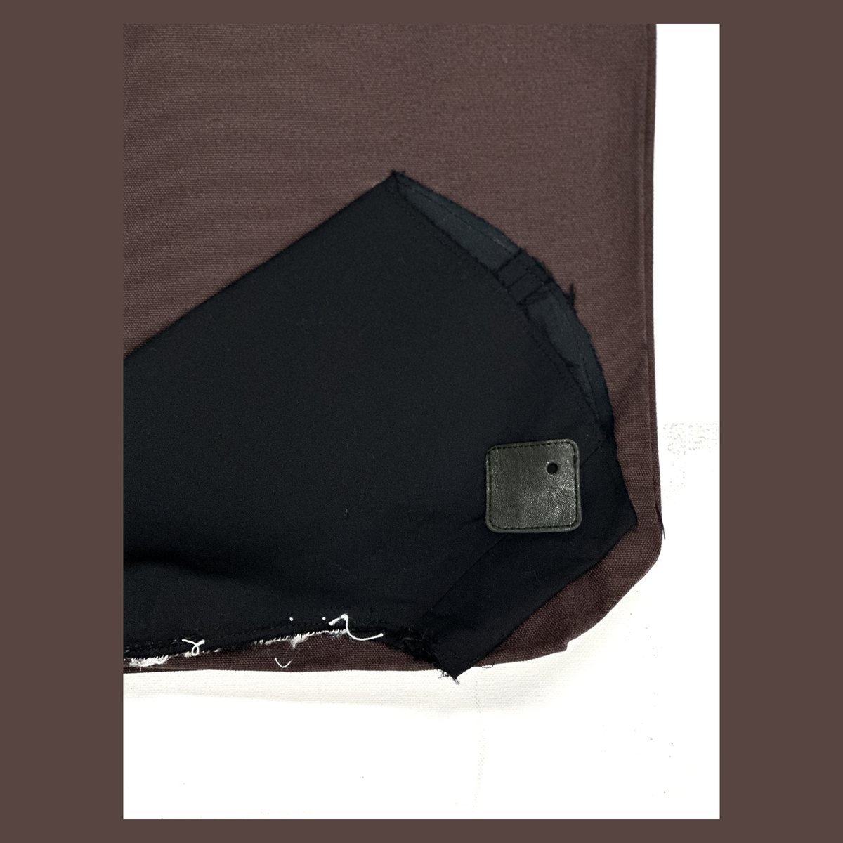 패브릭 아트백 esisYR039 — 클로즈업 · 가죽 사각 라벨 · 반원 패치 가장자리